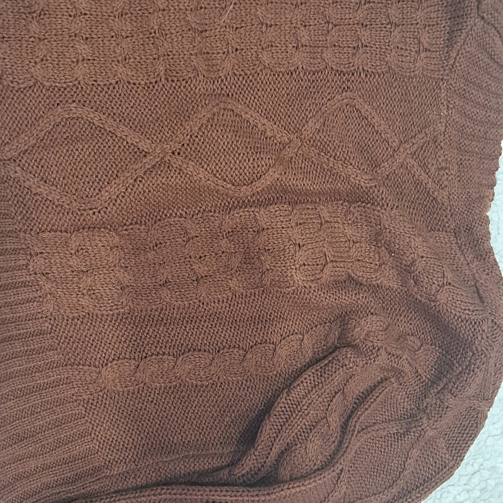 A sweater - Picture 7 of 10